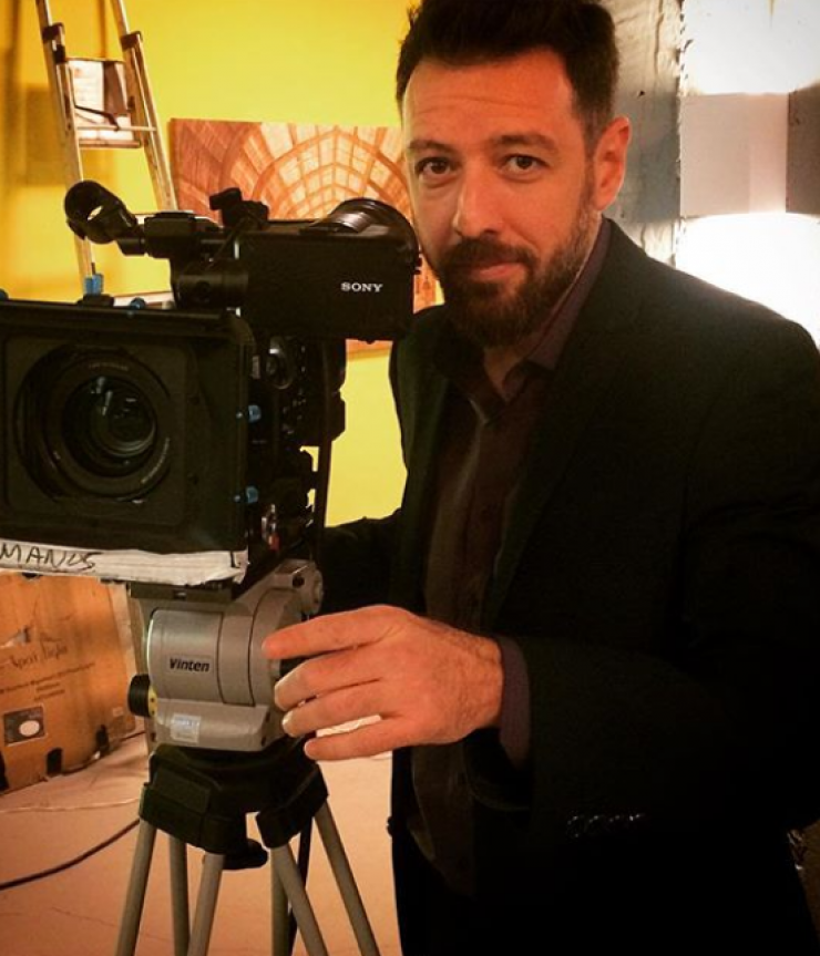 Δεν θα πιστεύετε πως αφαίρεσαν τον Μάνο Παπαγιάννη από την αφίσα του θεάτρου! [βίντεο]