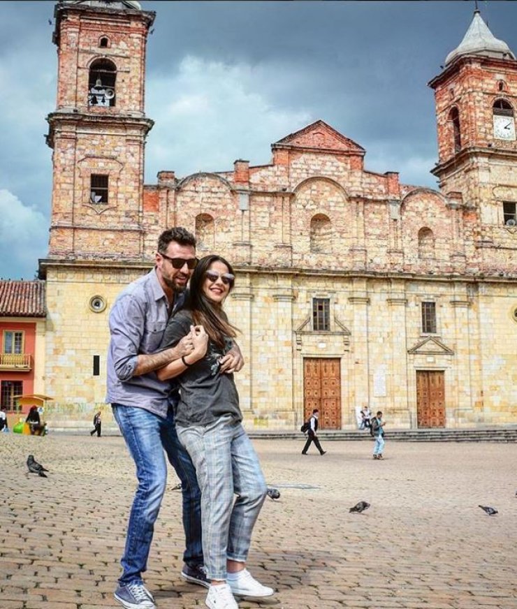 Μάνος Παπαγιάννης - Αγγελική Δαλιάνη: Βαφτίζουν το γιο τους και μας έδειξαν τα βαφτίστηκα ρουχάκια