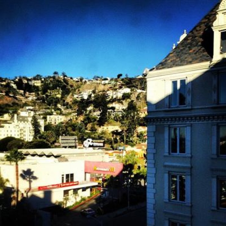 Ποιος Έλληνας ηθοποιός έχει αυτή τη θέα από το σπίτι του στο Los Angeles;