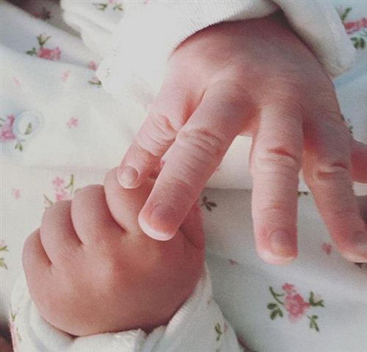 Πασίγνωστη καλλονή έγινε για δεύτερη φορά μανούλα και το ανακοίνωσε με μία φωτογραφία!