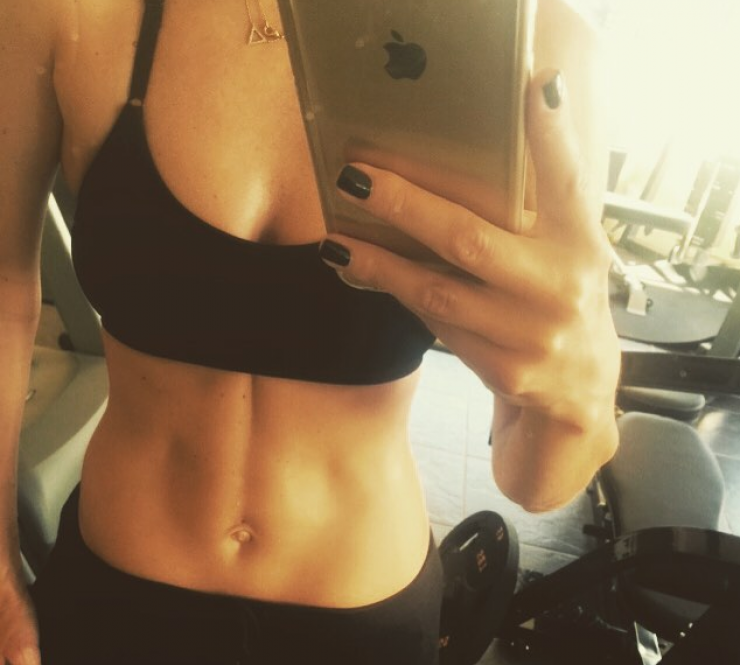 Ελληνίδα παρουσιάστρια μας δείχνει τους καλοσχηματισμένους της κοιλιακούς