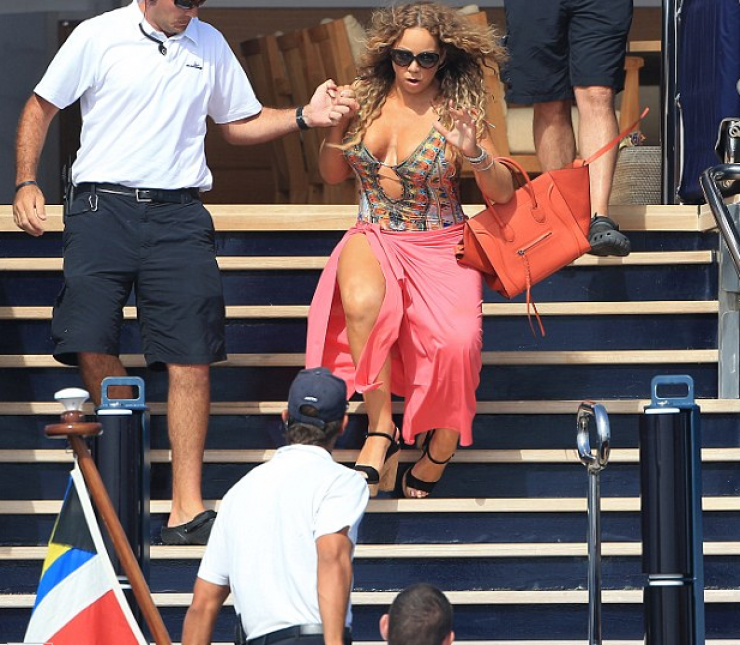 Mariah Carey: Η παραλίγο τούμπα της τραγουδίστριας! [εικόνες]