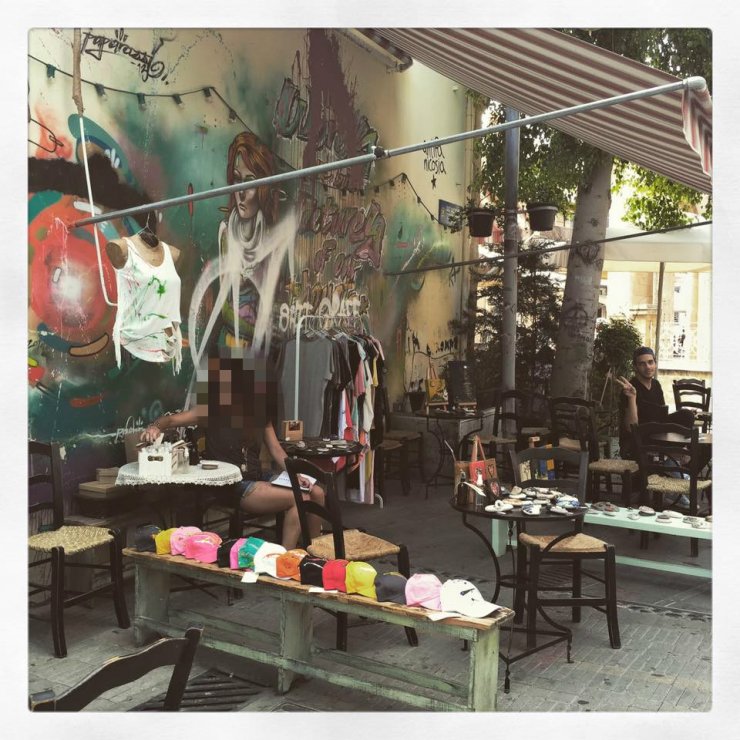 Κύπρια ηθοποιός πουλάει τις δημιουργίες της στο κέντρο της Λευκωσίας!