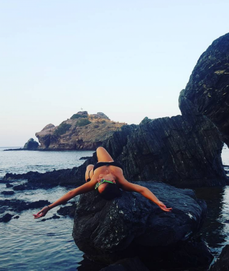Επώνυμη Κύπρια κάνει ηλιοθεραπεία στα βράχια και αναστατώνει το instagram!