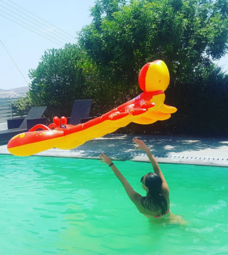 Κύπρια ηθοποιός απολαμβάνει βουτιές στην πισίνα!