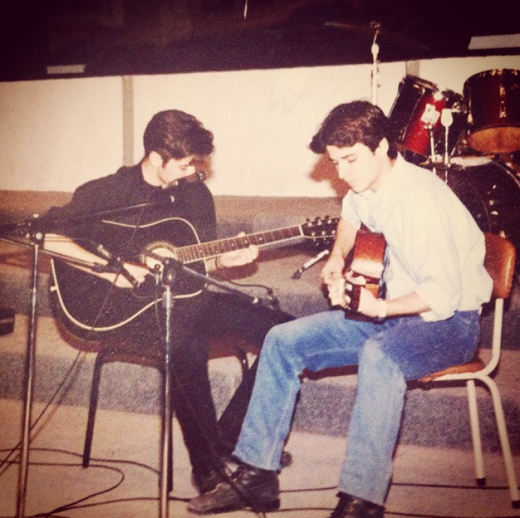 Ποιος Έλληνας τραγουδιστής είναι το αγόρι στη φωτογραφία