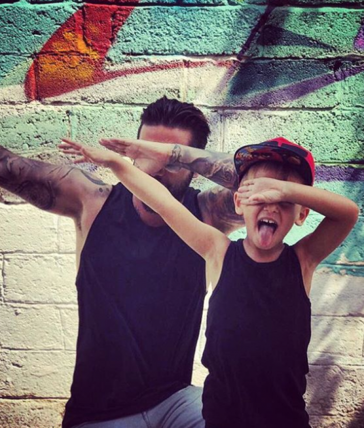 Το πιο γλυκό στιγμιότυπο! Ο Θοδωρής Μαραντίνης τραγουδάει με τον μικρό του γιου τα δικά του τραγούδια!