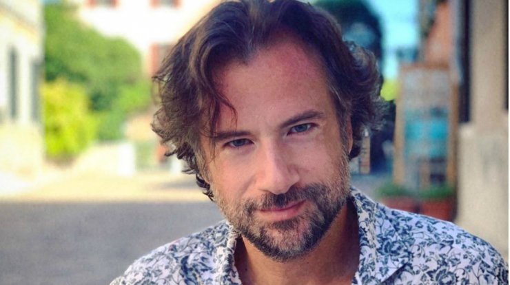 Έχετε δει τον αδερφό του Κωστή Μαραβέγια που είναι ολόιδιοι; 