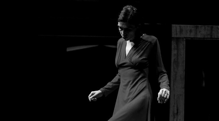 Κύπρια ηθοποιός βιντεοσκοπήθηκε ενώ βρισκόταν on stage γυμνή – Η ενόχλησή της και η δημόσια έκκληση