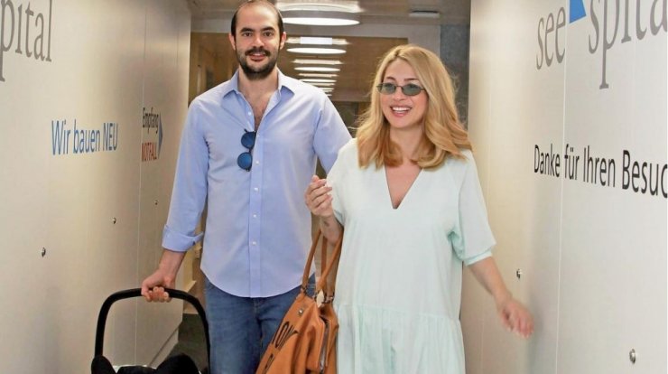 Μαρία Ηλιάκη: Ποζάρει κοιμίζοντας στην αγκαλιά της το νεογέννητο μωράκι της [εικόνα]