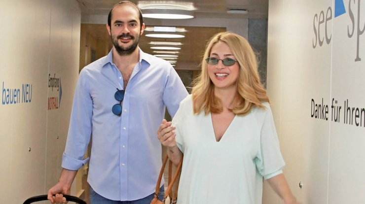 Μαρία Ηλιάκη: Έντυσε την κόρη της Άγιο Βασίλη και βγήκε βόλτα με τον σύζυγό της [εικόνες] 