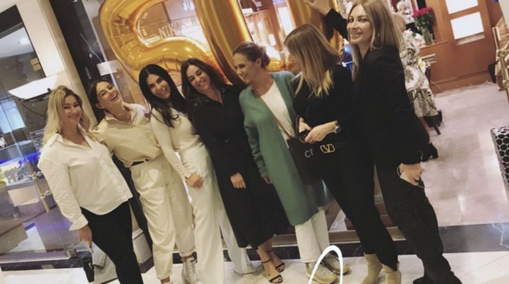 Κύπρια socialite έγινε 50 και της έκαναν surprise οι φίλοι της στη δουλειά! [εικόνες & βίντεο]