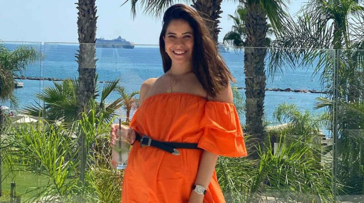 Η Μαρία Κορτζιά με στενό jumpsuit μας δείχνει τη φουσκωμένη της κοιλίτσα! 