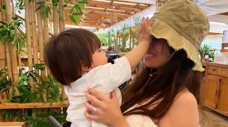 Μαρία Κορτζιά: Στο γήπεδο με τον γιο της με matchy – matchy caps! [εικόνα]