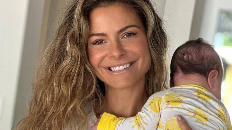 Maria Menounos: Αγκαλιά με την κόρη της στην παραλία [βίντεο]