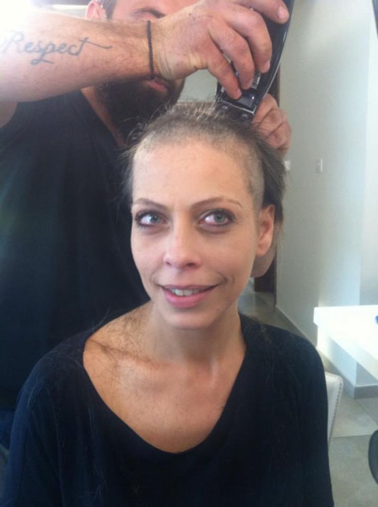 Η Μαρία Μιχαήλ με ξυρισμένο κεφάλι