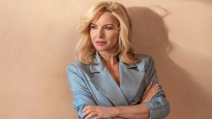 Ροζ και κόκκινο: To colour-block φόρεμα της Μαρίας Μπεκατώρου