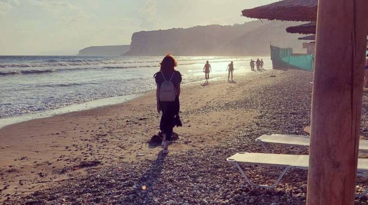 Κύπρια ηθοποιός αποκάλυψε ότι “τσάκωσε” τον σύντροφό της με άλλο πρόσωπο στο σπίτι [βίντεο]