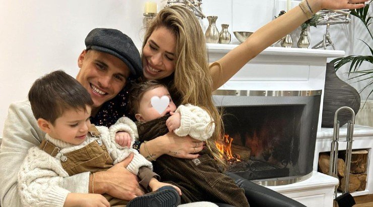 Ο Πιέρος Σωτηρίου επέστρεψε Κύπρο και έπεσε στην αγκαλιά των γιων του [εικόνα]