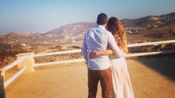 Ζευγάρι της κυπριακής showbiz ανεβαίνει τα σκαλιά της εκκλησίας και μόλις το μάθαμε!