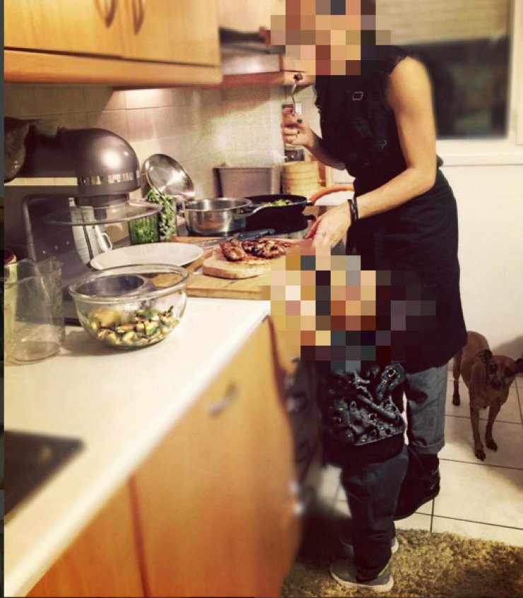 Επώνυμη Κύπρια στην κουζίνα μαζί με το γιο της