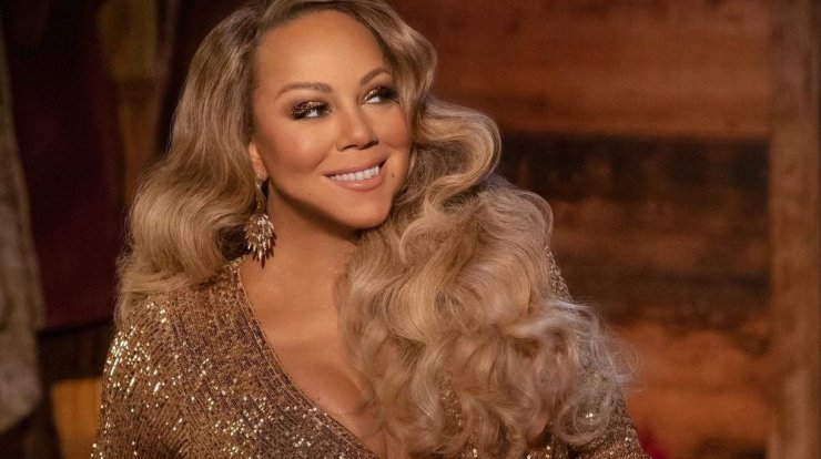 H Mariah Carey εμφανίστησε με φόρεμα που ζύγιζε 27 κιλά σε χριστουγεννιάτικο show [εικόνες & βίντεο]