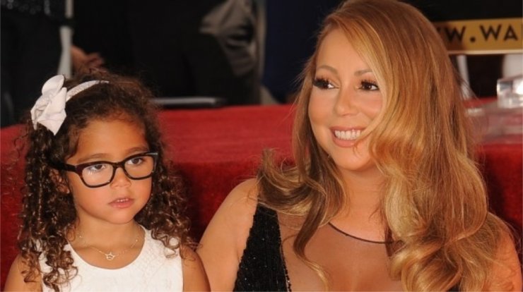 Mariah Carey: Η δεκάχρονη κόρη της έκανε το ντεμπούτο της στο modeling υποδυόμενη τη μητέρα της [βίντεο]