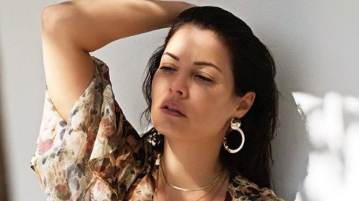 Μαρία Κορινθίου: Ποζάρει μπροστά από το χριστουγεννιάτικο δέντρο με τα εσώρουχα και χωρίς ρετούς