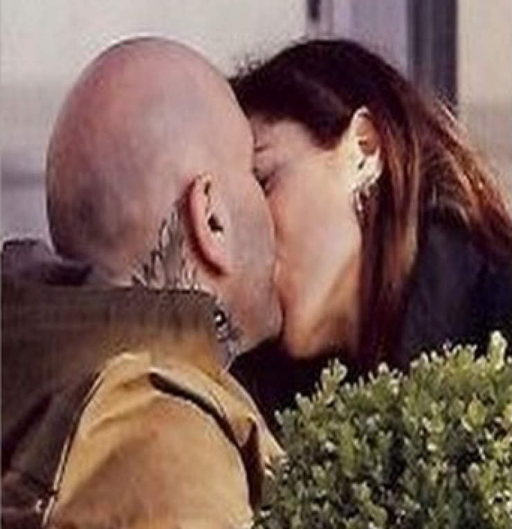 Παθιασμένα φιλιά από πασίγνωστη Κύπρια στην μέση του δρόμου!