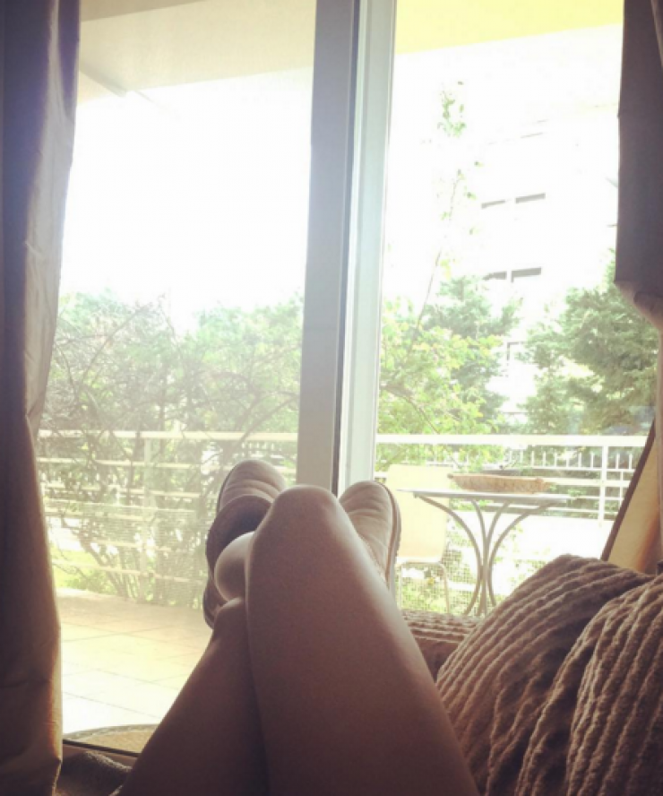 Σε ποιαν επώνυμη Κύπρια ανήκουν αυτά τα καλλίγραμμα πόδια;