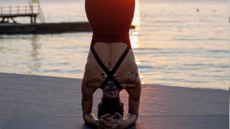 Επώνυμη Κύπρια σχημάτισε τη λέξη "αγάπη" με το κορμί της για τον Άγιο Βαλεντίνο!