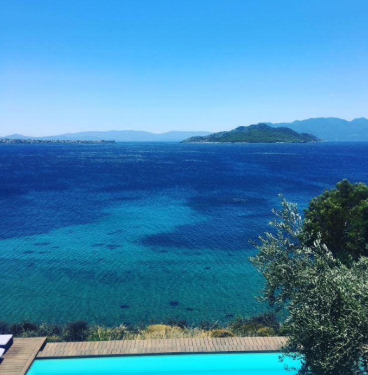 Ποια επώνυμη Κύπρια απολαμβάνει αυτό το πανέμορφο τοπίο;