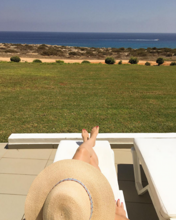 Επώνυμη Κύπρια αναστατώνει την Αγία Νάπα κάνοντας ηλιοθεραπεία!