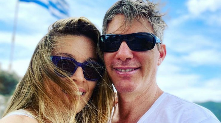 Μαριέττα Χρουσαλά - Λέων Πατίτσας: Παιχνίδια μαζί με τα παιδιά τους στην παραλία [εικόνες]