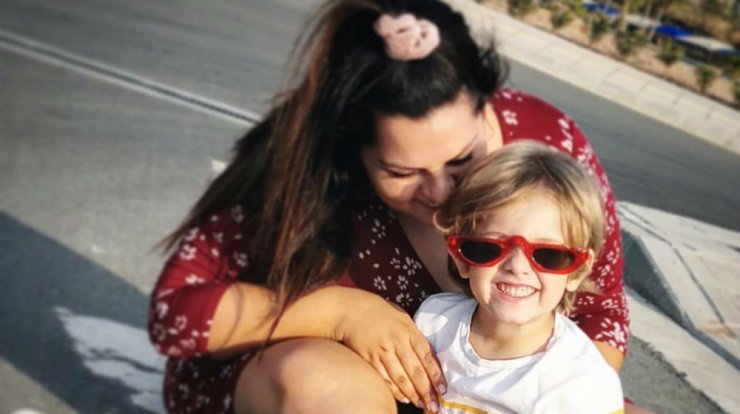 Μαριλένη Σταύρου: Είδαμε τον γιο της να της κάνει μασάζ και είναι αξιολάτρευτος! [βίντεο]