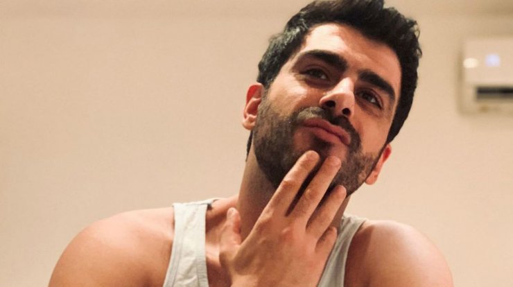 Μαρίνος Κόνσολος: Ξαπλώνει γυμνός και αναστατώνει τις θαυμάστριές του!