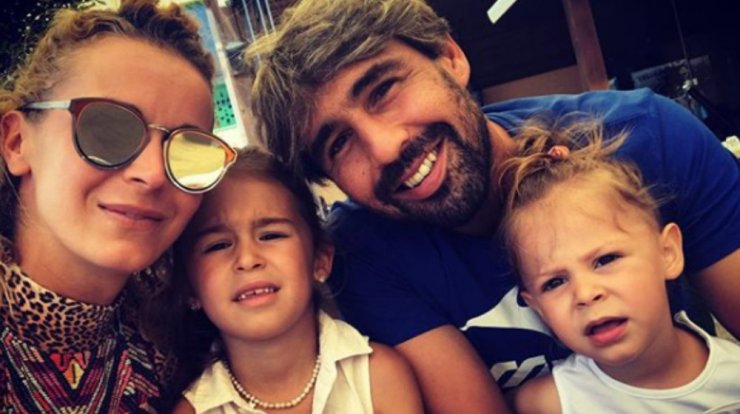 Σπάνια στιγμιότυπα του Μάρκου Παγδατή με τις κόρες του στη θάλασσα