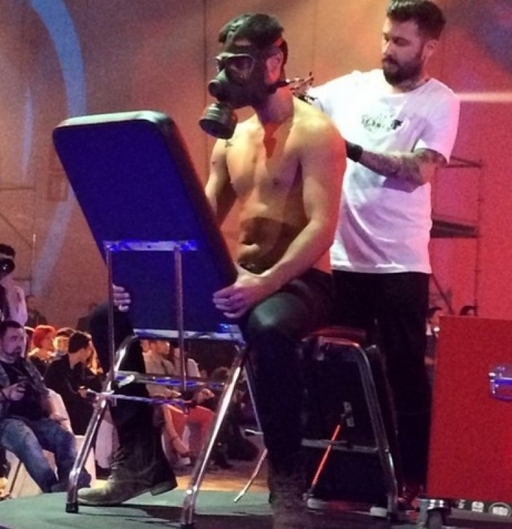 Κώστας Μαρτάκης: Χτύπησε τατουάζ on stage