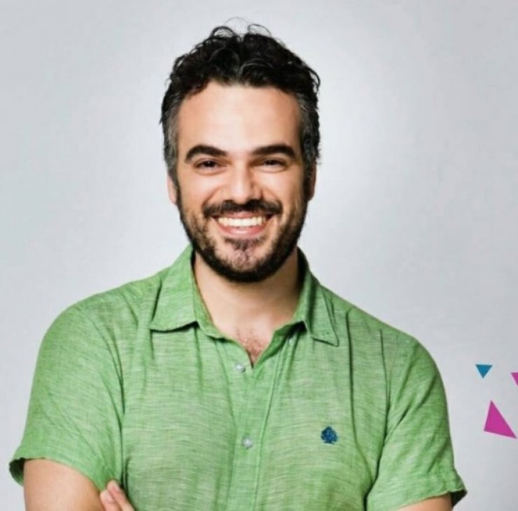 Ο Χριστόδουλος Μαρτάς ποζάρει φορώντας μόνο το μπουρνούζι του!