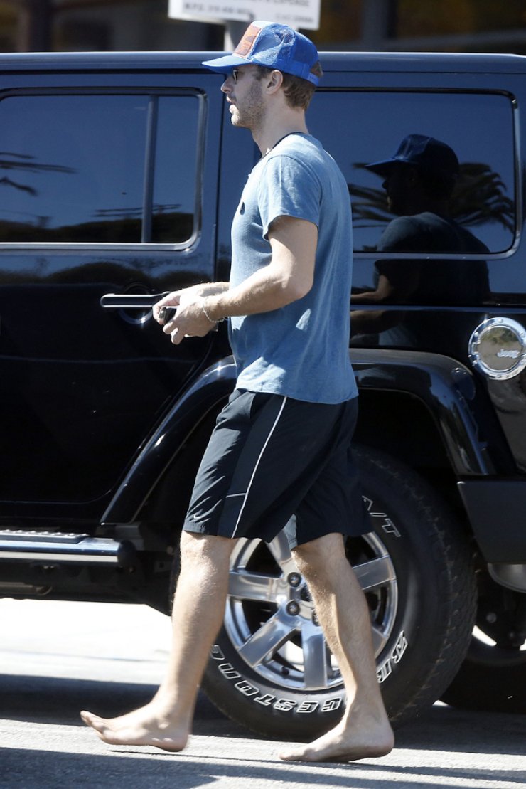 Ψωνίζει ξυπόλυτος διάσημος τραγουδιστής [εικόνες]