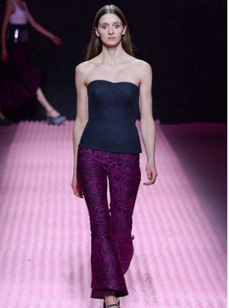 Πώς να φορέσεις το cropped παντελόνι σε γραμμή καμπάνα