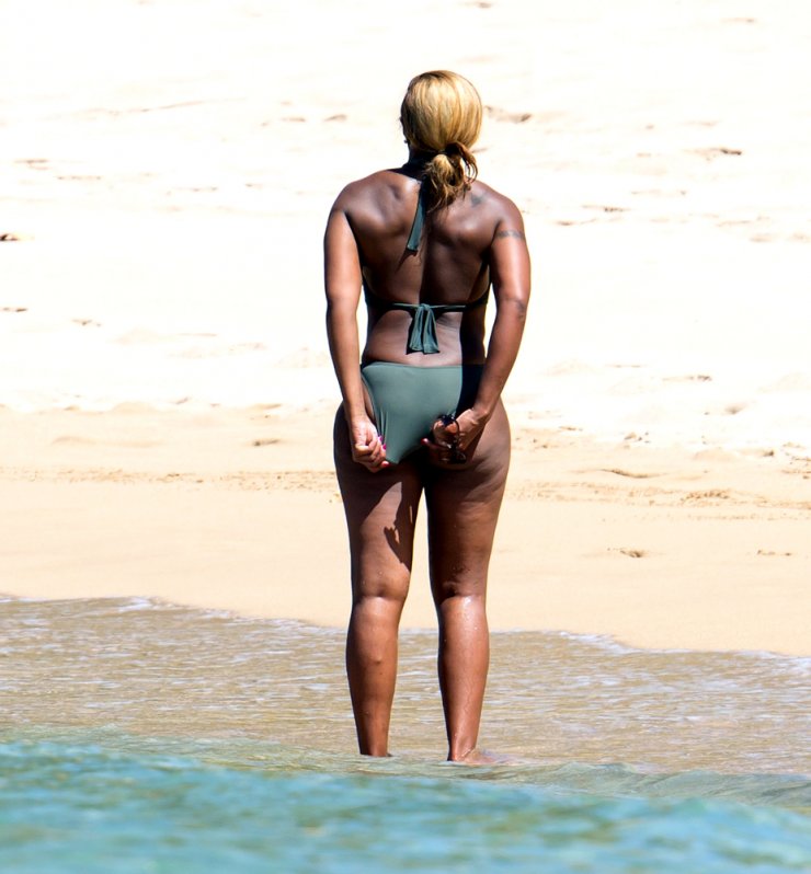 Ποια είναι αυτή η διάσημη τραγουδίστρια με το μαγιό; 