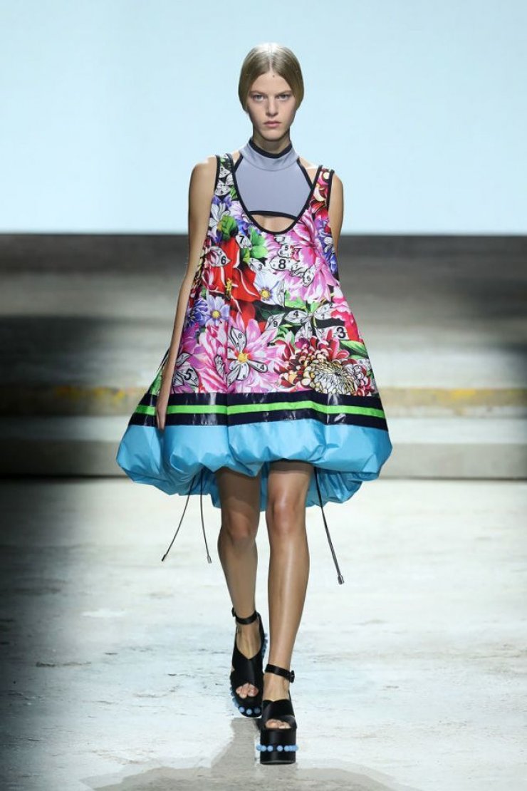 Ξεχώρισε για άλλη μια φόρα η Ελληνίδα σχεδιάστρια Mary Katrantzou στην εβδομάδα μόδας του Λονδίνου