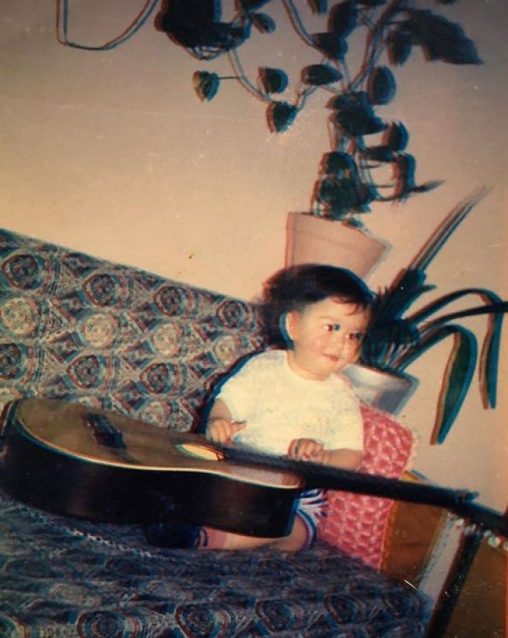 Δεν πάει το μυαλό σας ποιος γνωστός τραγουδιστής είναι το αγοράκι στη φωτογραφία!