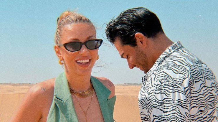 Μάστορας - Καληφώνη: Ποζάρουν στο ίδιο location φωτογραφίζοντας ο ένας τον άλλο [εικόνες]