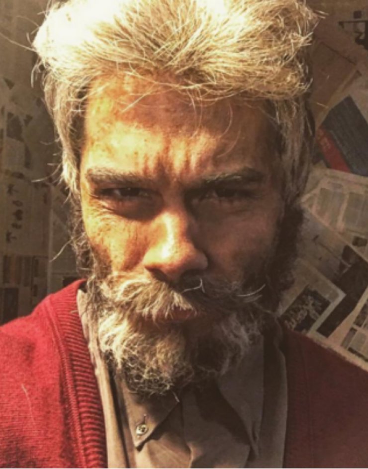 Δεν θα πιστεύετε ποιος νεαρός Έλληνας τραγουδιστής μεταμορφώθηκε στον ηλικιωμένο άντρα της φωτογραφίας!