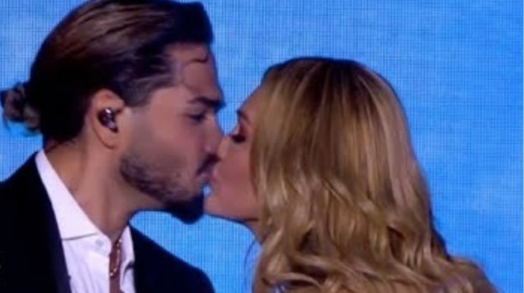 Το φιλί στο στόμα του Χρήστου Μάστορα και της Νατάσας Θεοδωρίδου [βίντεο]
