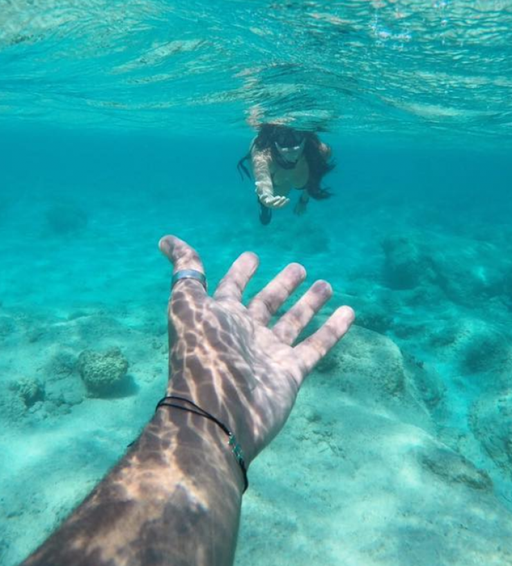 Είδαμε για πρώτη φορά το μονόπετρο της Κύπριας συντρόφου τραγουδιστή μετά την αγγελία του γάμου τους! [εικόνες]