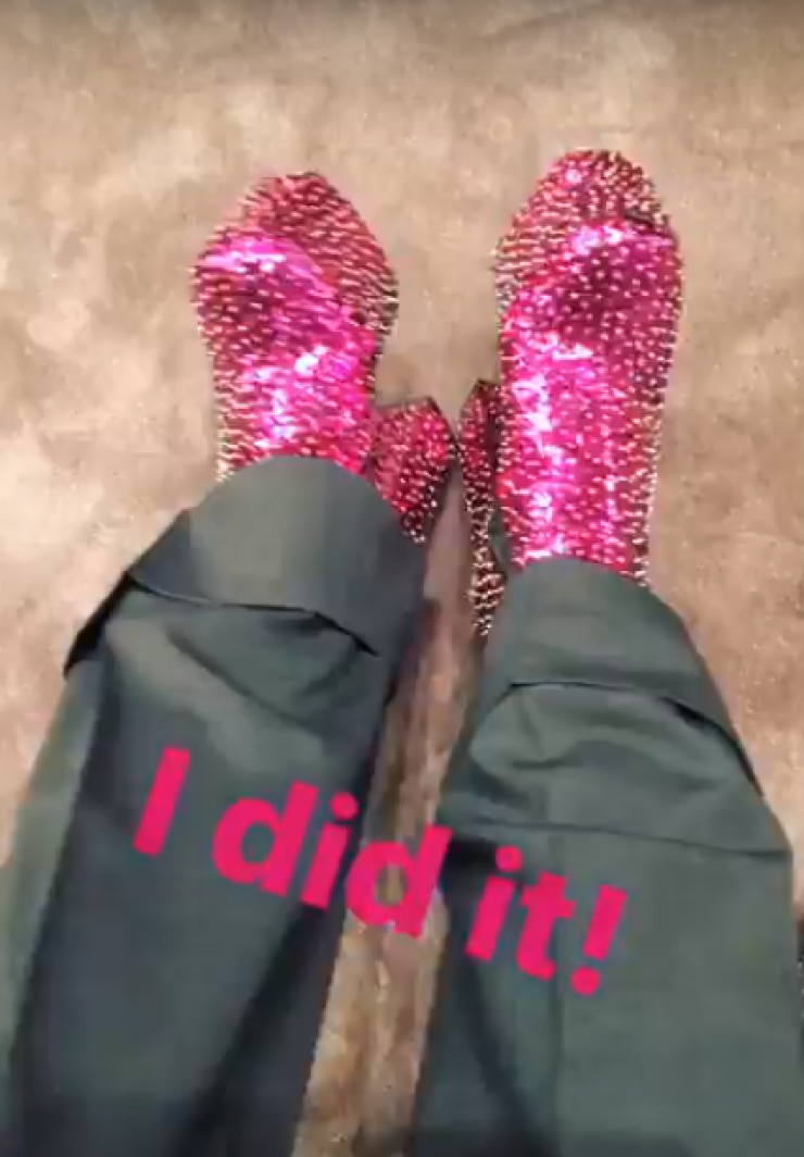 Ποιος επώνυμος Κύπριος φόρεσε αυτά τα εντυπωσιακά ψηλοτάκουνα;