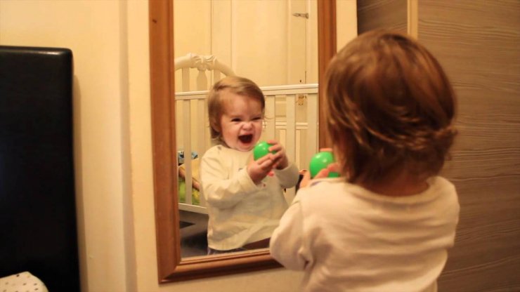 Tι βλέπουν τα μωρά στον καθρέφτη;